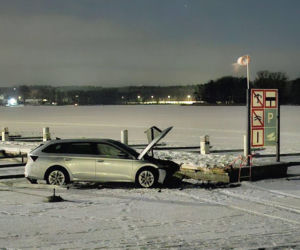 Auto na zamarzniętym Jezioraku