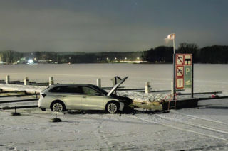 Auto na zamarzniętym Jezioraku