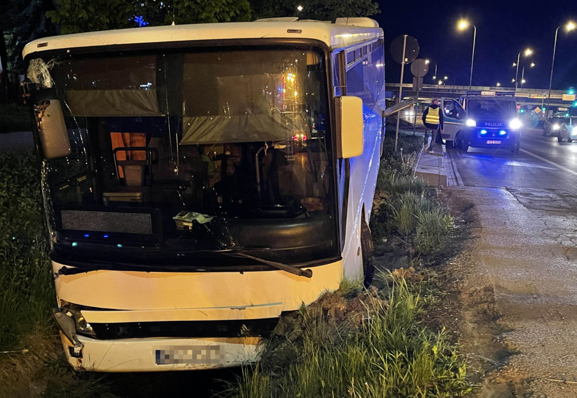 Pędził autobusem po ścieżce rowerowej. Pasażerka przeżyła chwile grozy!