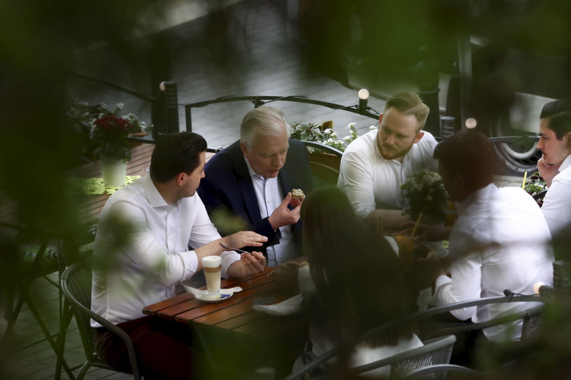 Tajne spotkanie Jarosława Gowina ze współpracownikami w knajpie