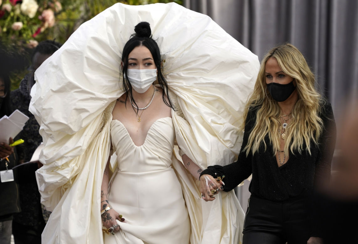Gwiazdy na Grammy 2021 - Noah Cyrus z mamą