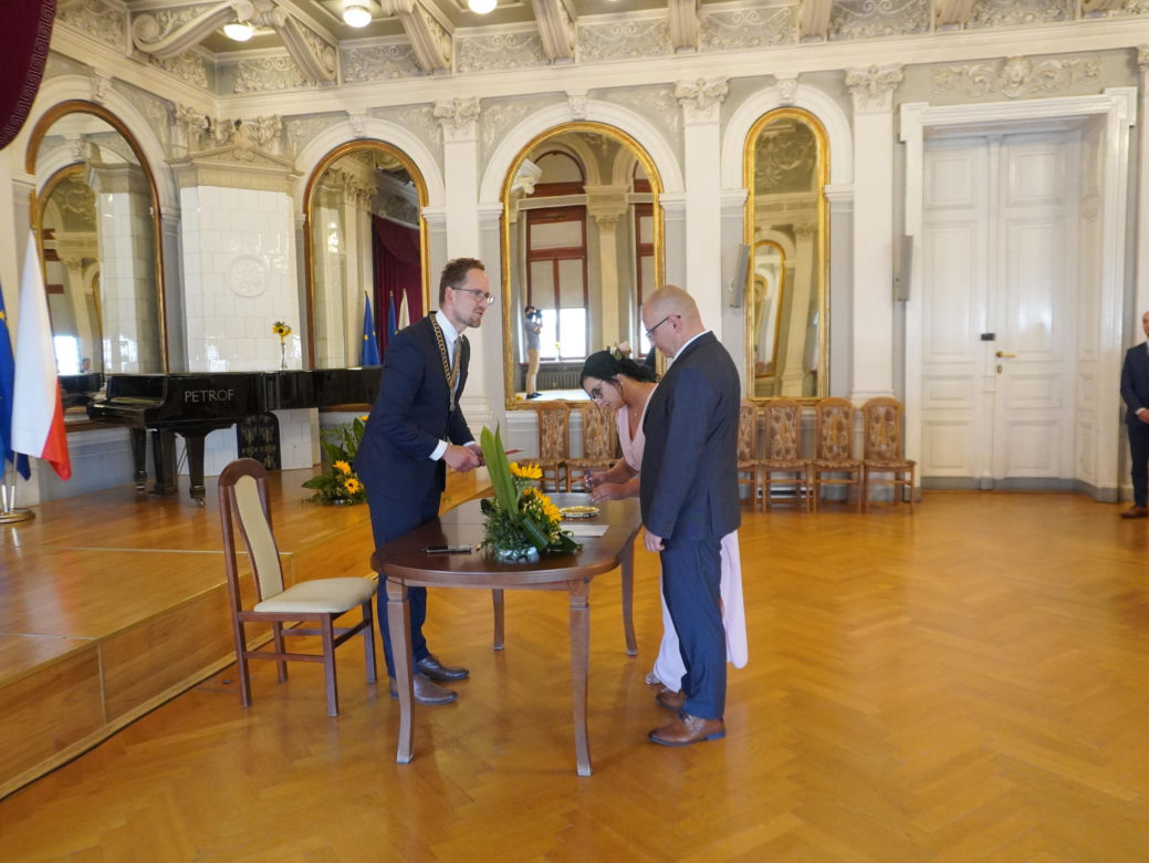Prezydent Tarnowa udzielił ślubu. Anna i Mariusz powiedzieli sobie „tak” w Sali Lustrzanej