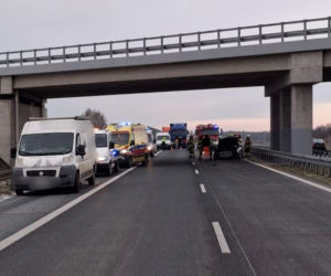 Zderzenie osobówek i ciężarówki. Dwie osoby poszkodowane, poważne utrudnienia