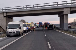 Zderzenie osobówek i ciężarówki. Dwie osoby poszkodowane, poważne utrudnienia