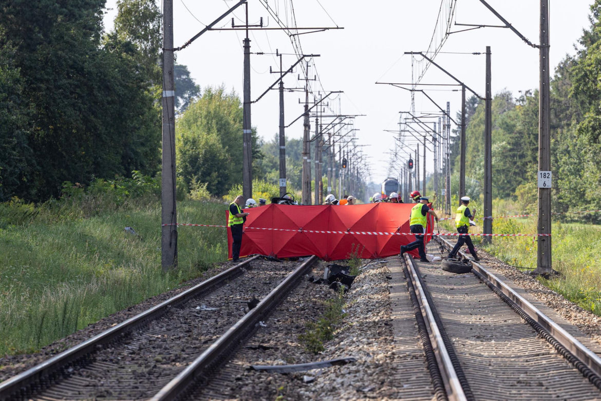 Osobówka wjechała pod pociąg w Wielkopolsce. Cztery osoby nie żyją!