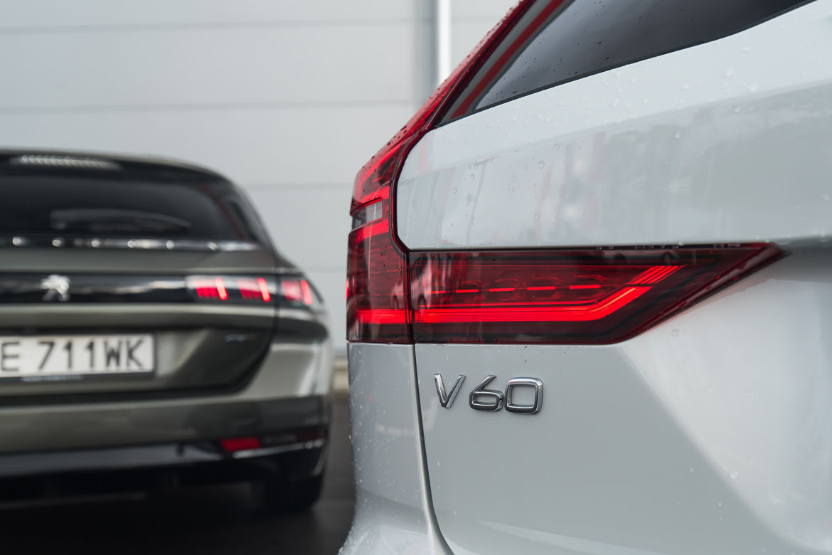 Volvo V60 T8 Twin Engine AWD R-Design AT8 vs. Peugeot 508 SW GT 2.0 BlueHDI 177 KM AT8