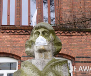 Iława. Na rzeźbach zawiesili maseczki ochronne