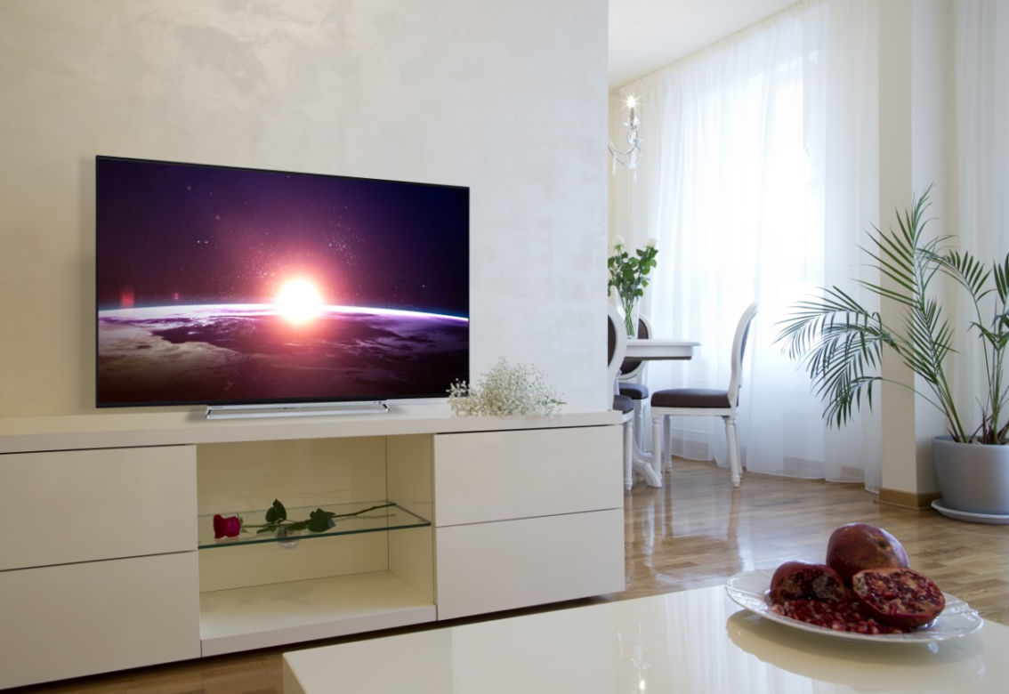Telewizor w aranżacji salonu. Jak go czyścić?