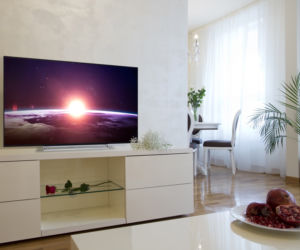 Telewizor w aranżacji salonu. Jak go czyścić?