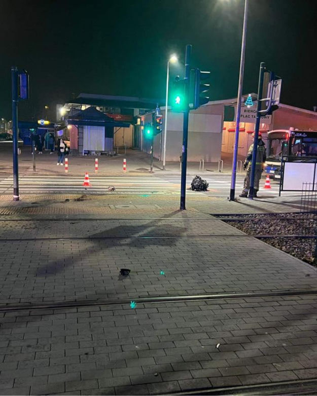 Kraków. Kraksa osobówek w Nowej Hucie. Auto staranowało słup