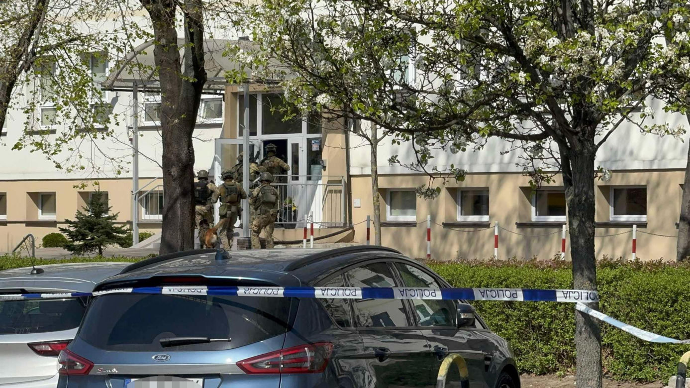 Kontrterroryści w liceum w Warszawie! Teren odgrodzony. Co się dzieje?
