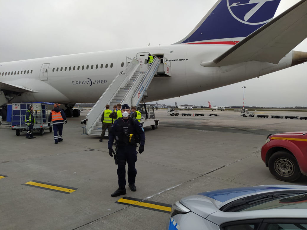 Policjanci na Okęciu. Tak wygląda akcja "LOT do domu"