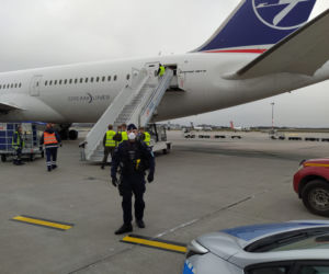 Policjanci na Okęciu. Tak wygląda akcja LOT do domu