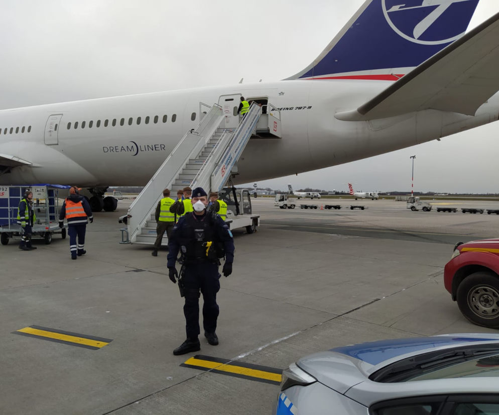 Policjanci na Okęciu. Tak wygląda akcja LOT do domu