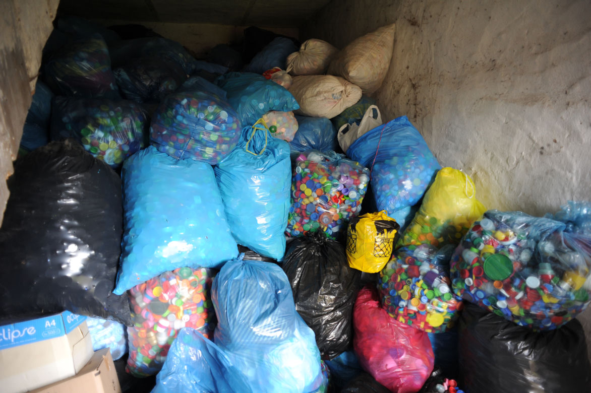 Za plastikowe nakrętki spełni ostatnią wolę ojca