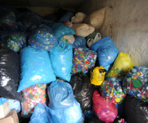 Za plastikowe nakrętki spełni ostatnią wolę ojca