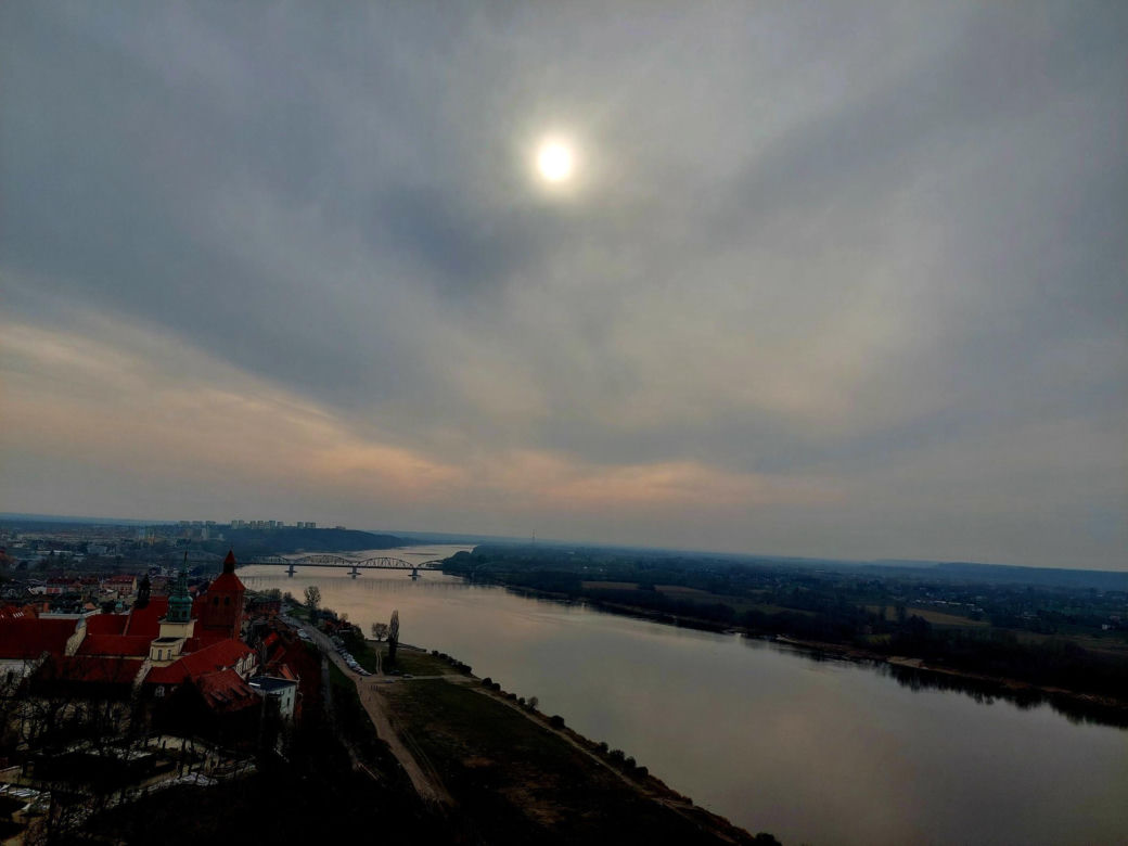 Kierunek: Grudziądz. Kuszą tężnia w szklanej piramidzie i unikatowe spichrze nad Wisłą. Z jednej strony są jak kamieniczki, z drugiej jak mury obronne