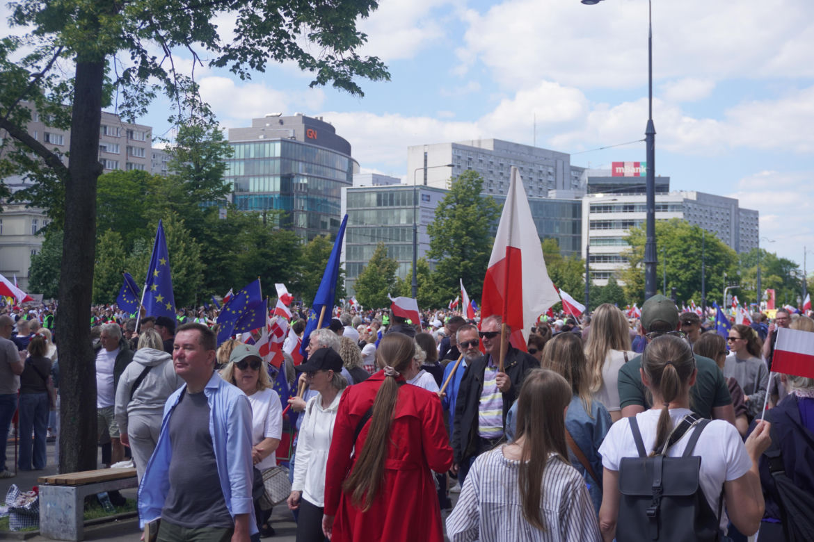 Uczestnicy "Wielkiego Marszu Patriotów" Rafała Trzaskowskiego
