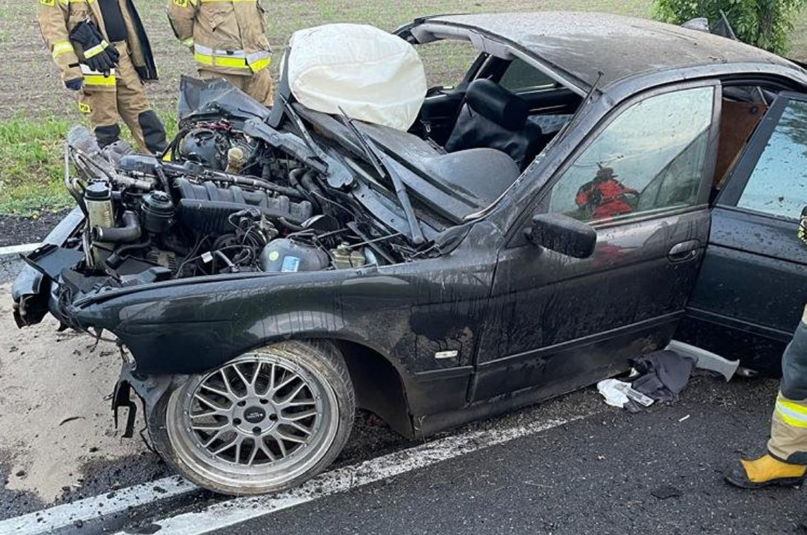 Makabryczny wypadek pod Przasnyszem! BMW z 4 osobami roztrzaskało się o drzewo [ZDJĘCIA].