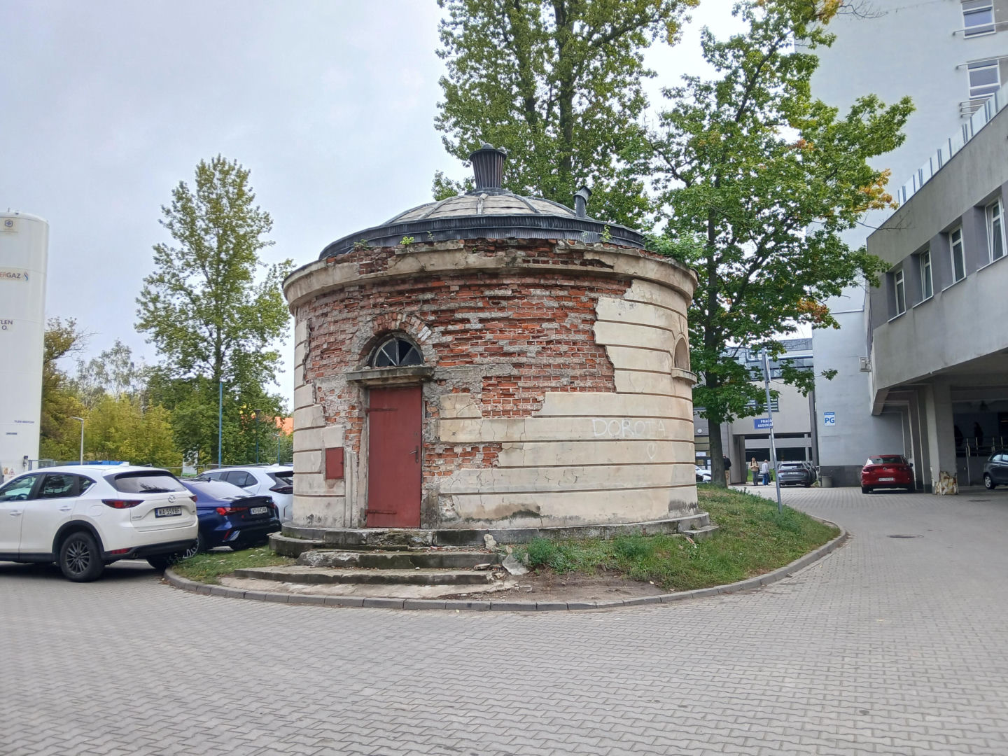 Zabytkowa rotunda na terenie szpitala MSWiA w Warszawie