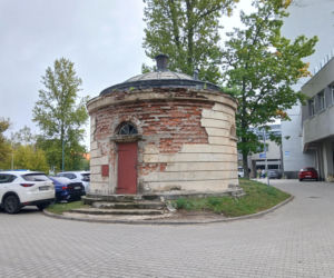 Zabytkowa rotunda na terenie szpitala MSWiA w Warszawie