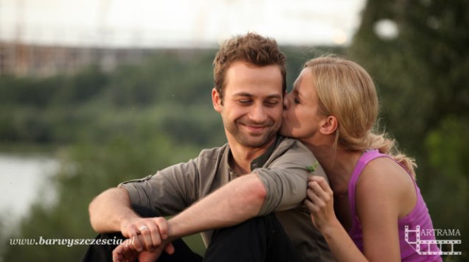 Barwy szczęścia. Julia (Marta Nieradkiewicz), Paweł (Marcin Hycnar)