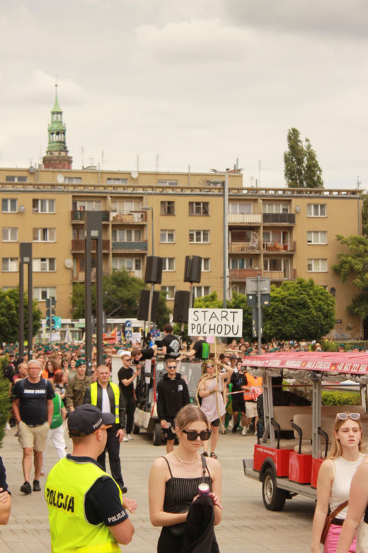 Studenci opanowali Wrocław. Pochód juwenaliowy przeszedł ulicami miasta. Było śpiewająco! [ZDJĘCIA]