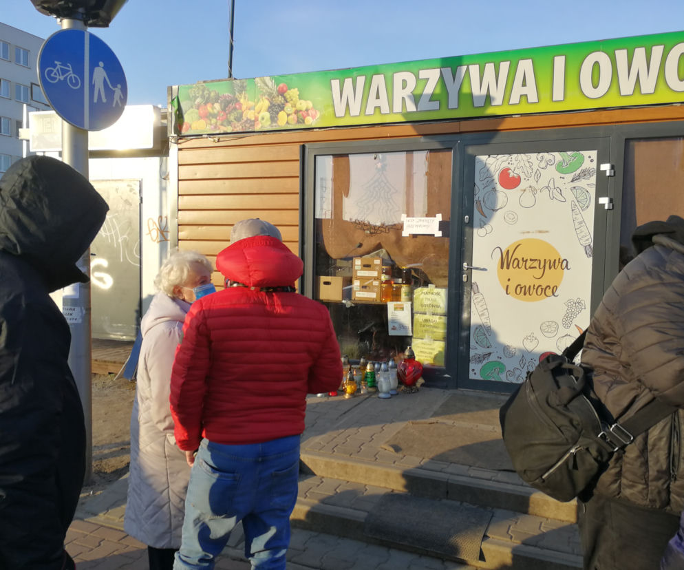 Napad w Ząbkach. Przed warzywniakiem, gdzie zginął sklepikarz gromadzą się mieszkańcy