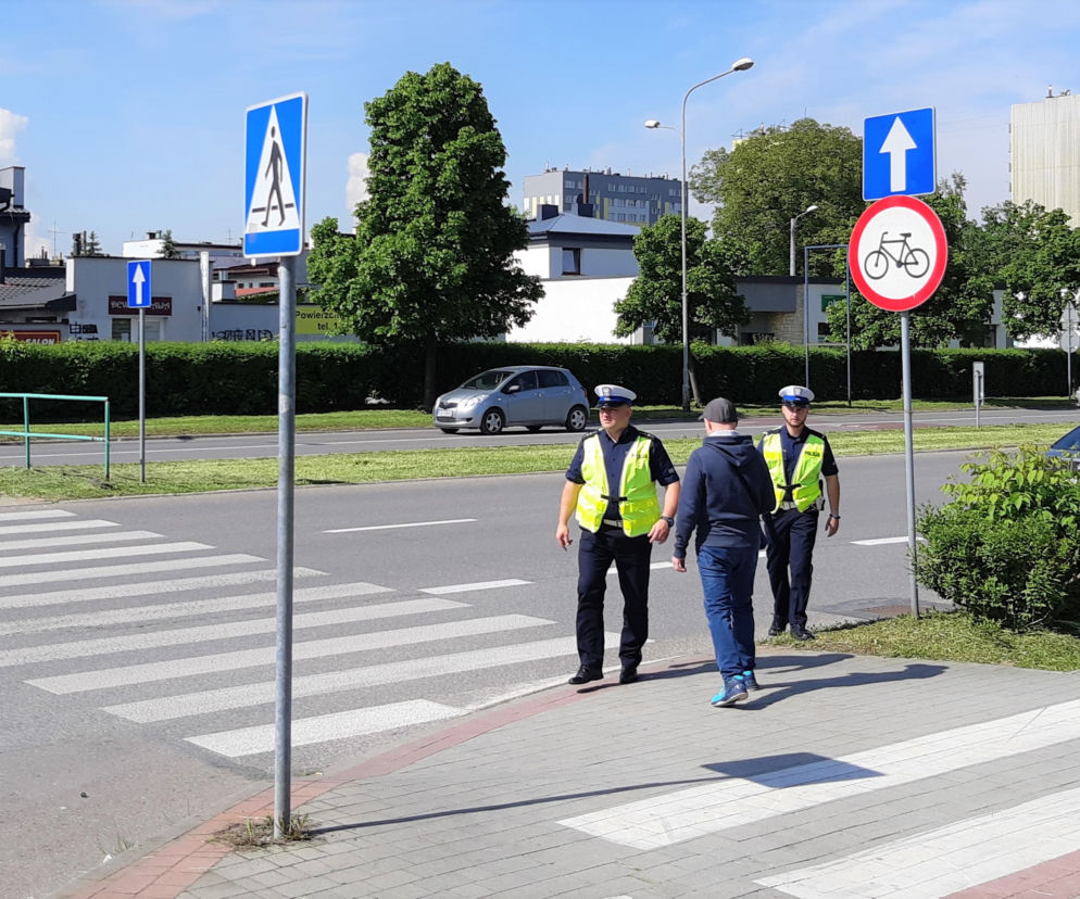Mandat za używanie komórki na pasach. Akcja tarnowskiej policji. Zobacz zdjęcia!