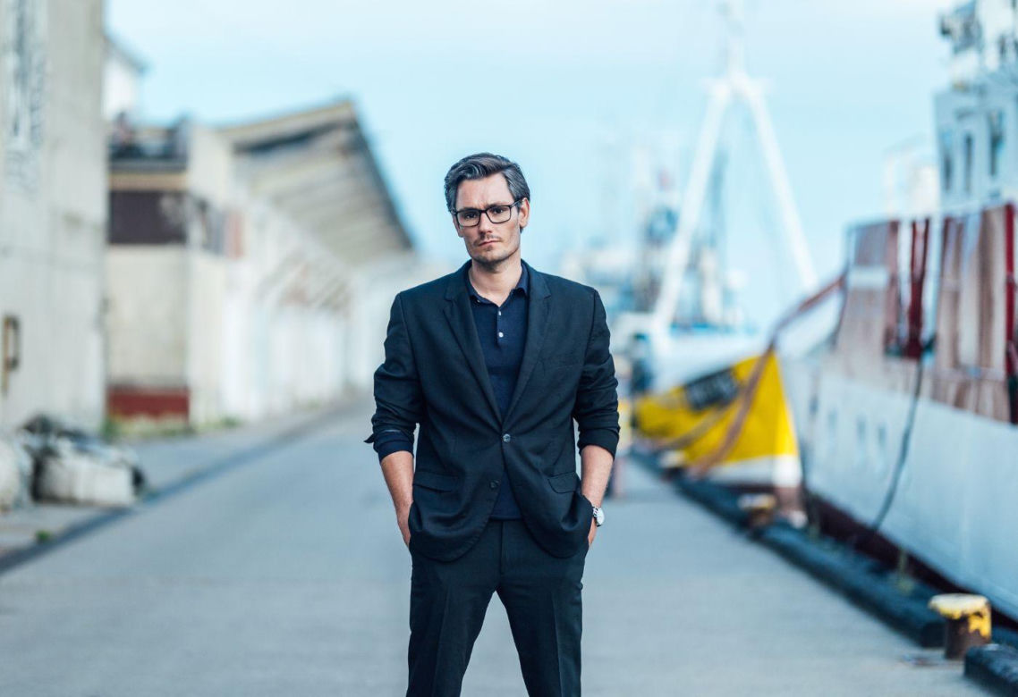 Bartosz Gelner, czyli serialowy Franz z "Zatoki szpiegów", w nowym serialu HBO Max. O czym opowiada "Scheda"?