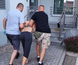 Polał Adama łatwopalną cieczą i podpalił. Na horror patrzyły dzieci