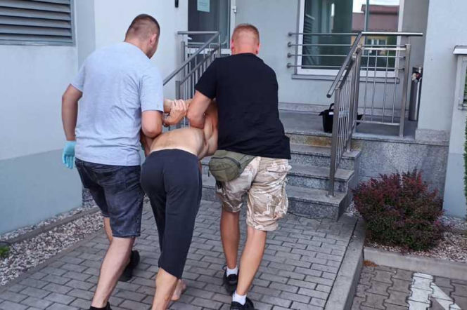 Polał Adama łatwopalną cieczą i podpalił. Na horror patrzyły dzieci