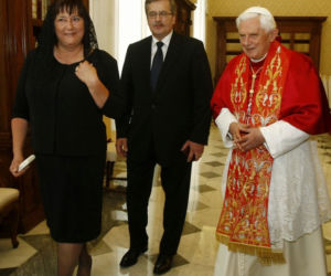 Benedykt XVI podarował prezydenckiej parze różańce