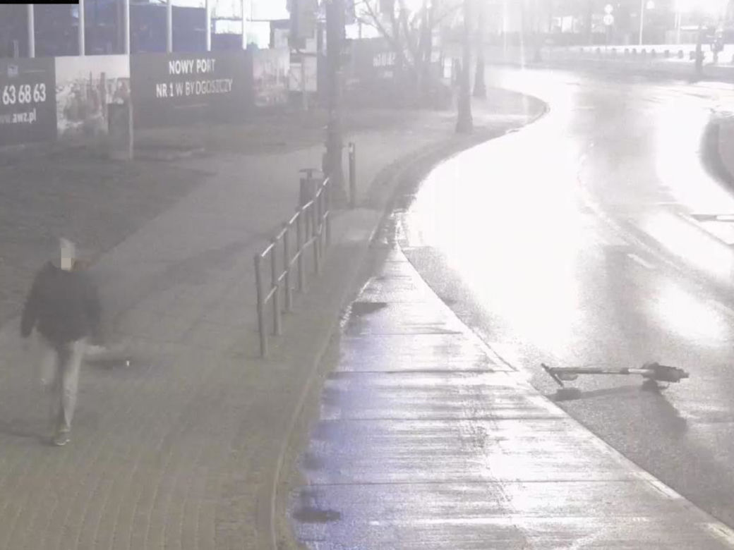 Bydgoszcz: Pokazał środkowy palec i oddał mocz na moście! Wszystko się nagrało