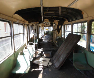 Jesteście ciekawi jak wyglądają od środka stare, opuszczone tramwaje? Mamy dla Was [ZDJĘCIA]!