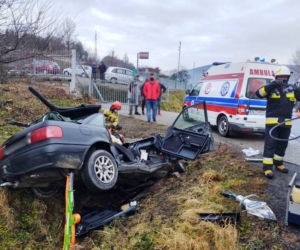POTWORNY WYPADEK w Łososinie Dolnej! Z samochodu niewiele zostało