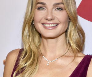 Małgorzata Socha pieści twarz prądem i światłem