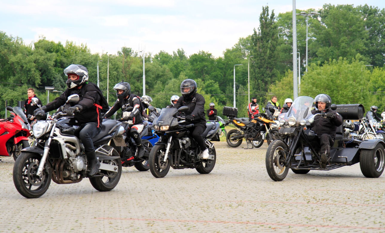 Przed Areną Lublin symbolicznie pożegnano dwójkę tragicznie zmarłych motocyklistów