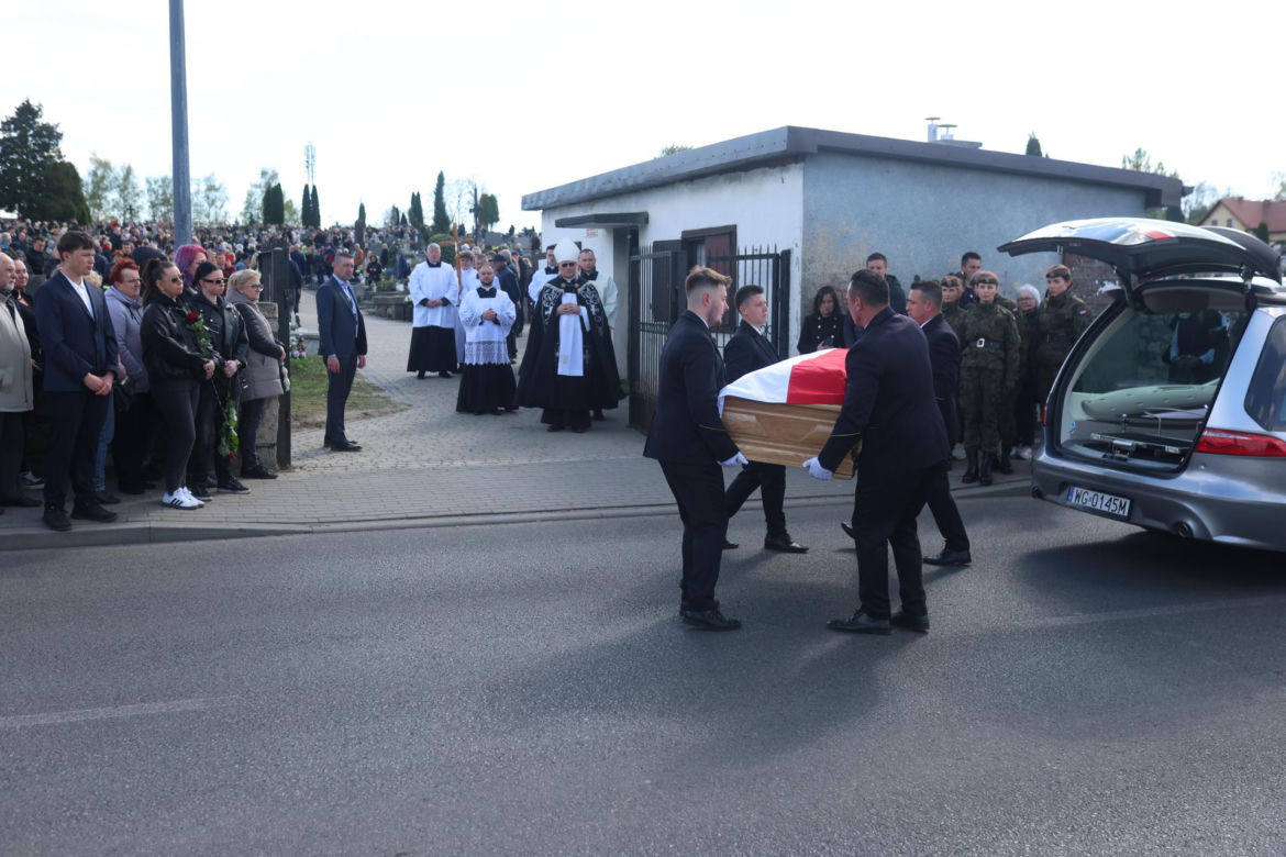 Polacy żegnają Łukasza Litewkę. Kondukt żałobny
