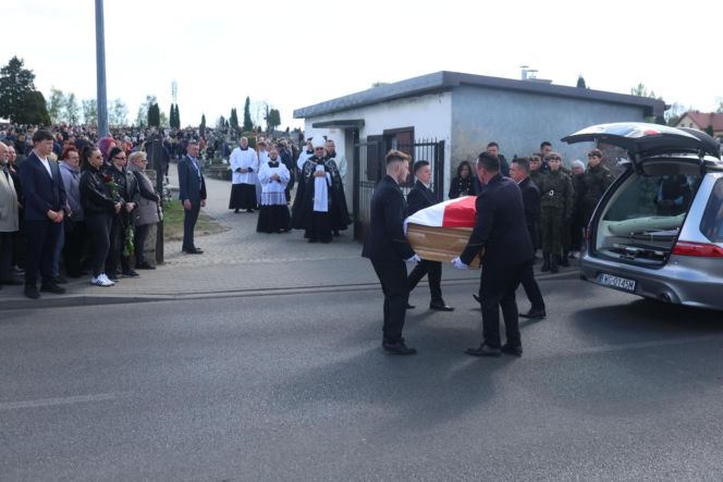 Polacy żegnają Łukasza Litewkę. Kondukt żałobny