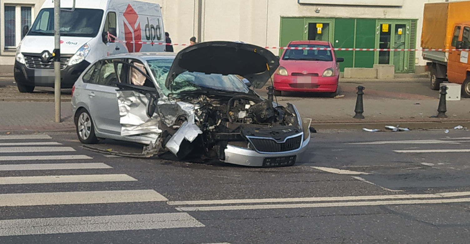 Makabra w Siedlcach. Jaguarem staranował skodę