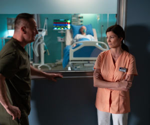 Na dobre i na złe odc. 988. Aleś Zagajewski (Paweł Małaszyński), Iga (Anna Szymańczyk), pielęgniarka Ania (Anna Lucińska)