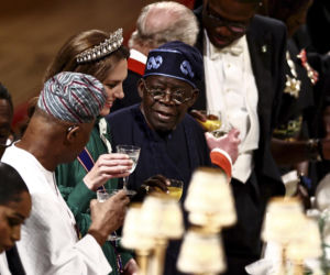 Wszyscy mówią o księżnej Kate. Na głowie ma tiarę Diany, w uszach kolczyki zmarłej królowej