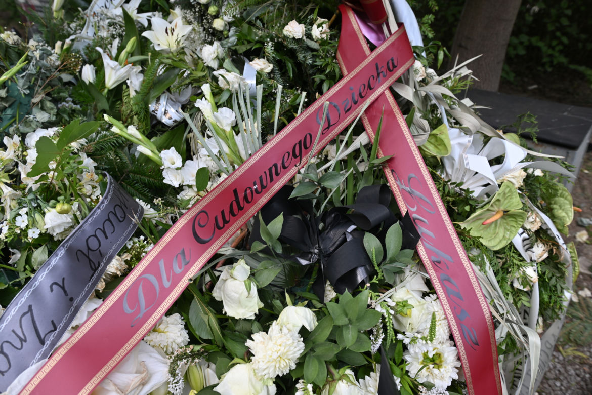 Grób syna Sylwii Peretti trzy dni po pogrzebie