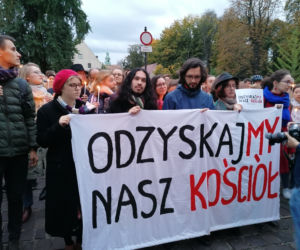 Protest katolików pod krakowską kurią