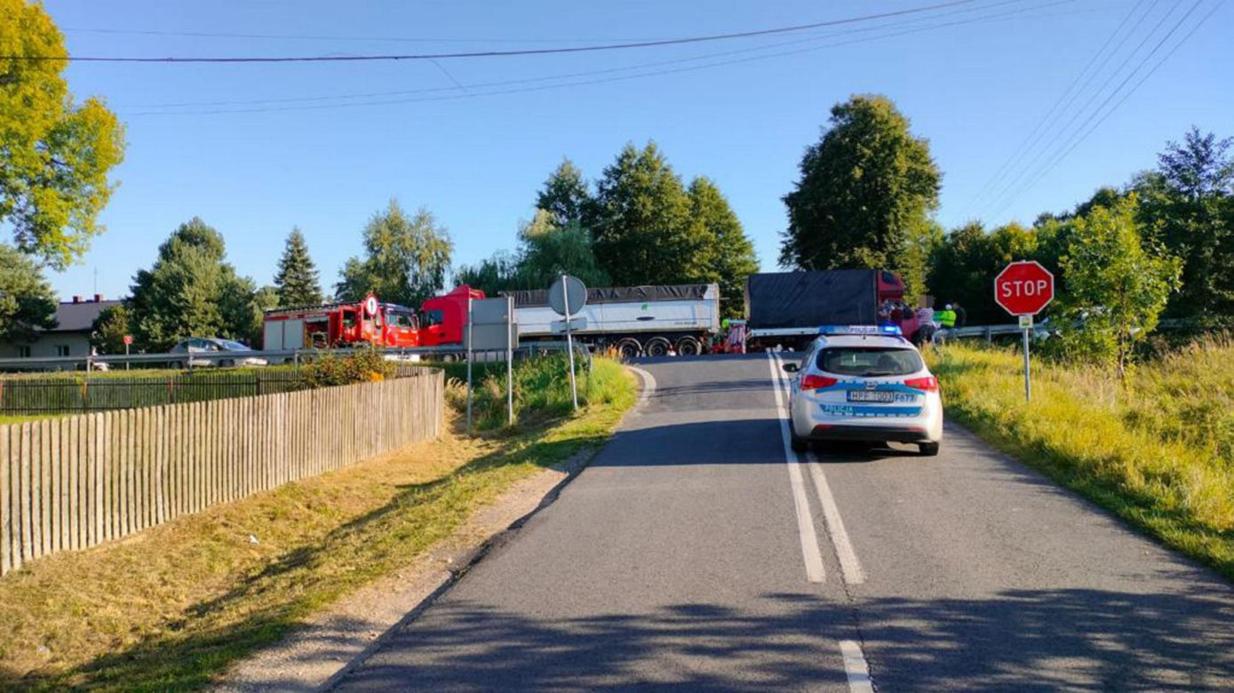 Śmiertelny wypadek pod Wieluniem! 62-latek ofiarą zderzenia trzech pojazdów [ZDJĘCIA].