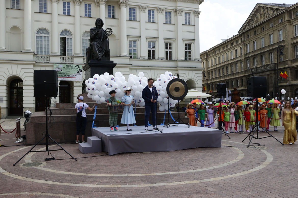 Święto Warszawy 2022. Krakowskim Przedmieściem przejechała Parada Syren 