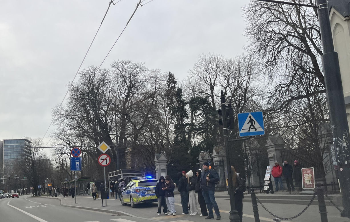 Napad w Lublinie. 17-latek w kominiarce zabrał niedopite piwo