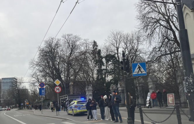 Napad w Lublinie. 17-latek w kominiarce zabrał niedopite piwo