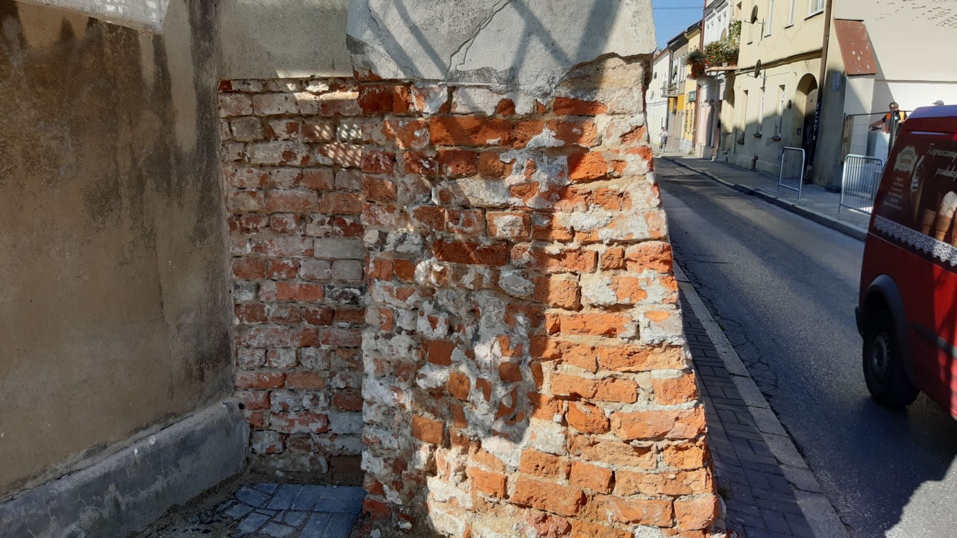 Zabytkowe cegły zostały odsłonięte
